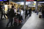 Travlhed. Der er igen travlhed i lufthavnen i Kastrup. Foreløbigt er luftrummet åbnet frem til i morgen tidlig. 