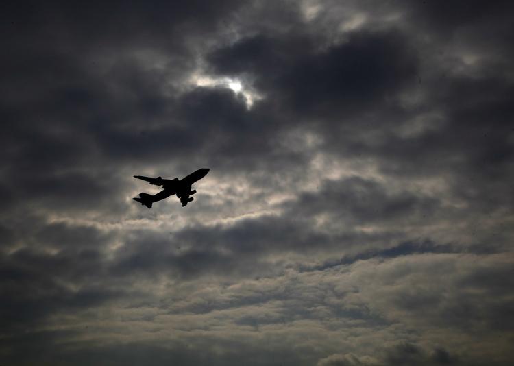 Flyvesikkerhed. Det bliver lovligt at flyve i moderate askemængder, hvis særlige forholdsregler overholdes. 