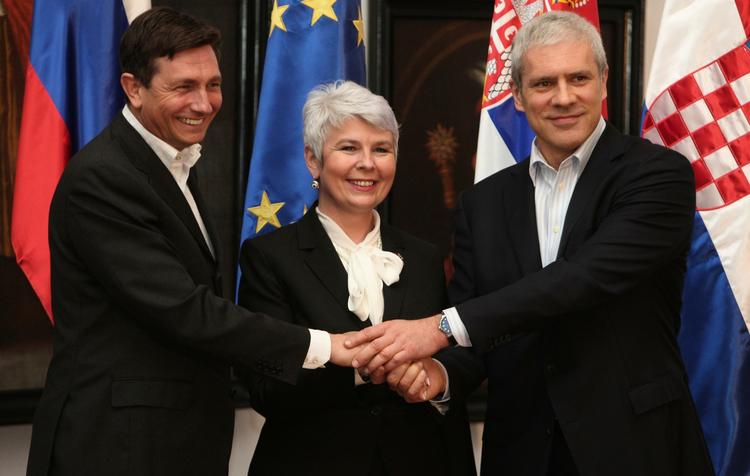 Grænsestrid. Den kroatiske regerinsgleder Jadranka Kosor, i midten, håber på, at på kunne bringe sit land ind i EU. Rundt om hende står regeringslederne for Slovenien, Borut Pahor, og Serbiens Boris Tadic. 