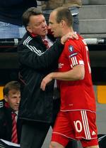 Matchvinder. Arjen Robben var vred, da han blev skiftet ud i det 85. minut og måtte tales til ro af træner Louis van Gaal. 