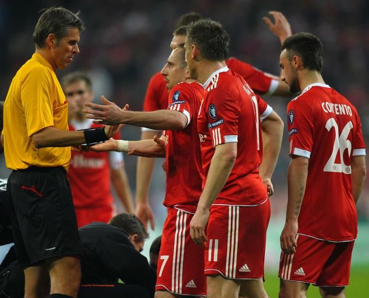 Ud. Dommer Roberto Rosetti sendte Ribéry tidligt i bad, men Bayern vandt trods udvisningen med 1-0 og kom et lille skridt tættere på finalen i Madrid 22. maj. 