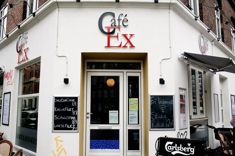 Café Ex har et stort menukort, men det gør ikke stedet mere hyggeligt.  Foto: Miriam Dalsgaard 