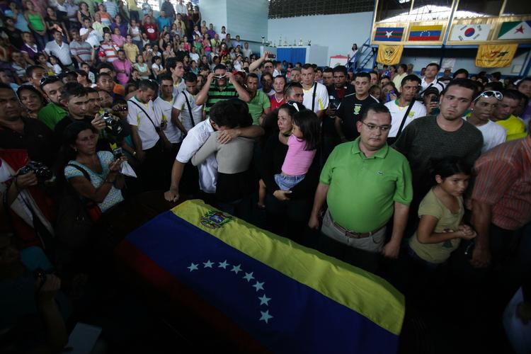 Farvel. Valeros kiste var pakket ind i den venezuelanske flag. 