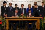 Skrivebordsfred. Armeniens og Tyrkiets udenrigsministre, Edouard Nalbandian og Ahmet Davutoglu, underskrev i oktober en aftale om at normalisere forholdet mellem de to ærkerivaler. 