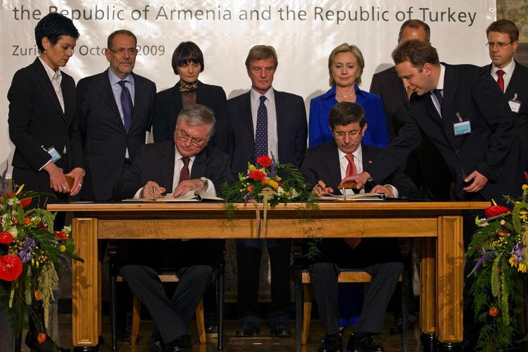 Skrivebordsfred. Armeniens og Tyrkiets udenrigsministre, Edouard Nalbandian og Ahmet Davutoglu, underskrev i oktober en aftale om at normalisere forholdet mellem de to ærkerivaler. 