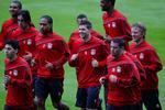 skæbnekamp. Liverpools spillere træner i Spanien efter en lang bustur til den spanske hovedstad, hvor Atletico Madrid venter i aften. 