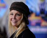 ups. Politiet sigter Heather Locklear for at have pløjet et p-skilt ned og for at haste væk fra stedet efter sammenstødet. 