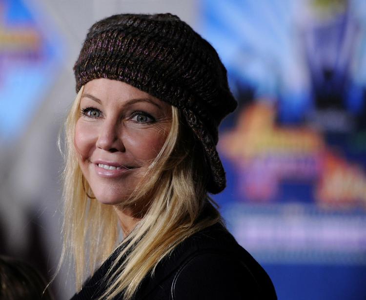 ups. Politiet sigter Heather Locklear for at have pløjet et p-skilt ned og for at haste væk fra stedet efter sammenstødet. 