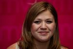 røgambassadør? Kelly Clarkson slår fast, at hun ikke har kendt til, at hovedsponsoren på hendes turné i Sydøstasien er et tobaksfirma. 
