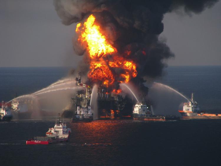 Eksplosion. Kystvagten sætter fly ind, så snart solen står op over den brændene olieboreplatform i Den Mexicanske Golf. 