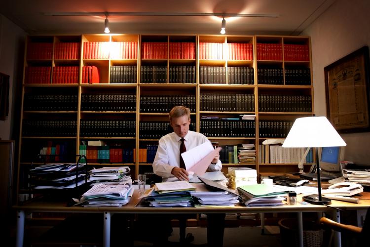besparelser. Dansk Folkepartis finansordfører, Kristian Thulesen Dahl, vil kigge finansloven igennem staten kan påtage sig flere besparelser og dermed lette kommunerne. 