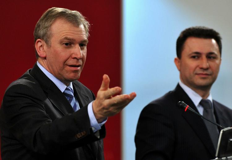 Afsked. Yves Leterme (t.v.) - der her ses sammen med premierminister Nikola Gurevski - går af for anden gang. 