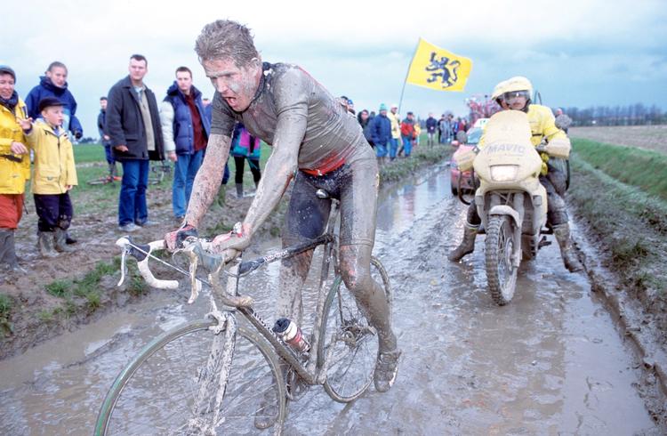 brostenshelvede. Rolf Sørensen fanget på en mudret pavé i klasikkeren over dem alle - Paris-Roubaix. 
