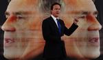 Duelanter. De konservatives leder, David Cameron, foran en plakat med Labour-lederen Gordon Brown. Parret møder igen i aften Liberaldemokraternes Nick Clegg i den anden duel op til valget i maj. (Arkivfoto) 