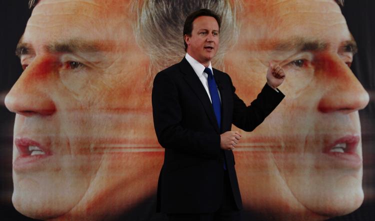 Duelanter. De konservatives leder, David Cameron, foran en plakat med Labour-lederen Gordon Brown. Parret møder igen i aften Liberaldemokraternes Nick Clegg i den anden duel op til valget i maj. (Arkivfoto) 