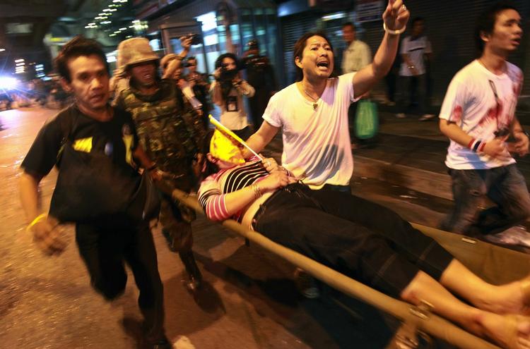 ANGREB. Såret bæres væk efter granatangrebet i Bangkok. 