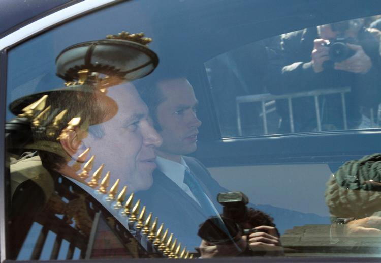 Afgang. Den belgiske regeringsleder Yves Leterme forlader et møde med Kong Albert på slottet i Laeken uden for Bruxelles. 