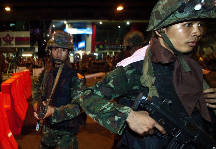 AFSPÆRRING. Politibetjente i kampdragter ved afspærringerne omkring rødskjorternes lejr i det indre Bangkok. 