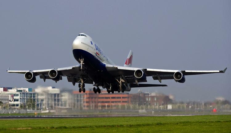 Jumbojet. Ifølge indlæg på et lukket British Airways-forum blev der fundet aske på vinger og i motorer på et Boeing 747-fly. 
