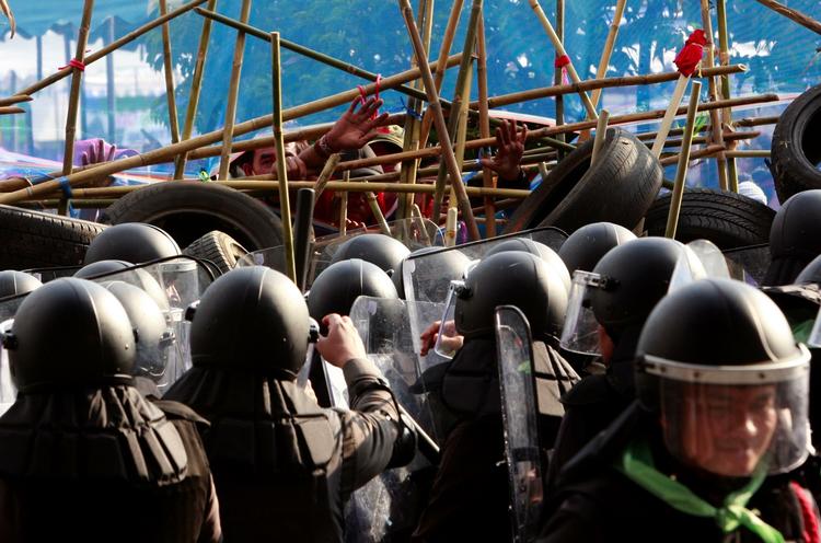 Konfrontation. Thailandske urobetjente trak helt op til demonstranternes barrikaderne her til morgen, men nu har de trukket sig tilbage igen. 