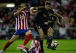 dominans. Liverpools Steven Gerrard (th) tackles af Atletico Madrids Alvaro Dominguez under kampen i Spanien, hvor spanierne sad på det meste af spillet. 
