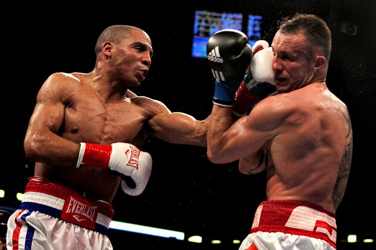 FEJT. Mikkel Kessler var efter nederlaget på André Ward (tv) sur over, at amerikaneren havde fået lov til blandt andet at nikke skaller. 