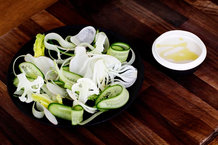 Italiensk sauce. Bagna-cauda er en italiensk varm dipsauce lavet på hvidløg, ansjoser, mælk og fløde, her dryppet med olie, som man dypper grøntsager i. 