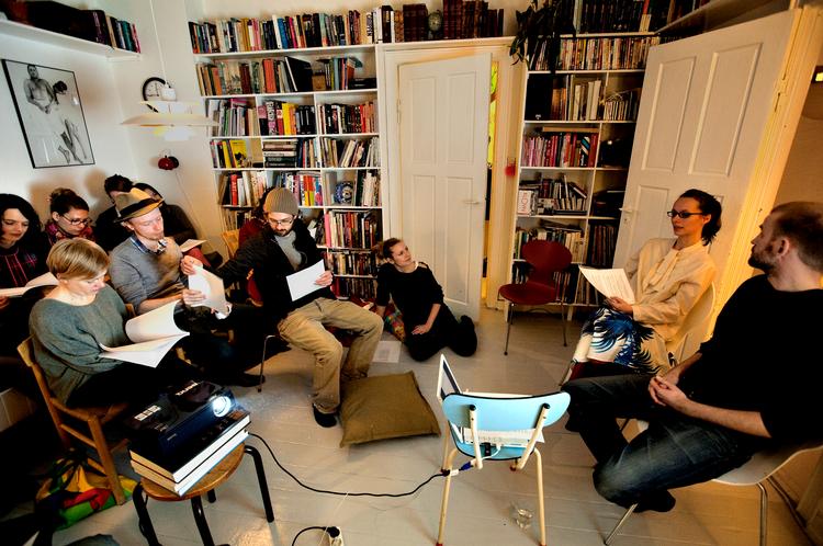 Salonfæhig. Alle er velkomne i 'Gudruns Salon', men salonen er stadig et lidt elitært forum for folk med lidenskab for samtidskunst. Salonværtinden Gudrun Hasle lytter ved døren i midten, mens Marianne Bitsch og Brian Enevoldsen står for dannelsen. Foto: Per Folkver 