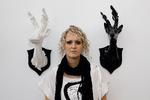Sådan ser det ud, når den  udstilingsaktuelle kunstner bag  figurerne, Maria  Rubinke, ripper porcelæn for dets uskyld. Foto: Lærke  Posselt og PR 