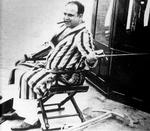 livsnyder. Indtil han blev dømt for skattesvig kunne Al Capone leve det vilde gangsterliv  med smugkroer, gambling og skyderier. Pengene blev blandt andet brugt på at slappe af i luksus, som her i Florida i 1930'erne. 