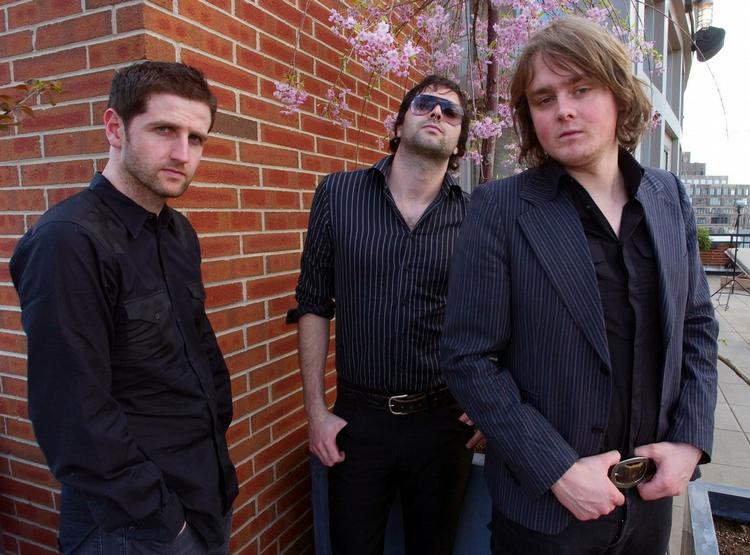 Keane. Tim Rice Oxley ses her midt imellem Richard Hughes (t.v.) og Tom Chaplin (t.h.), der så vidt vides ikke er rekrutteret til nye supergrupper. 