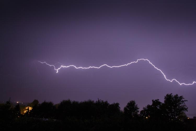 rotterede. Hovedpersonen i 'Lyden af mørke' er den 30-årige fotograf Lilith. Hun er på legatophold på en lille ø, som viser sig at være en rotterede af magtmisbrug, fortielser, vold og trafficking. 