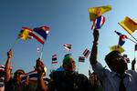 MODSTAND. Regeringstro 'gulskjorter' vil have oppositionens 'rødskjorter' til at standse demonstrationerne i Bangkok. Ellers vil de selv '"forsvare" landet, advarer deres leder. 