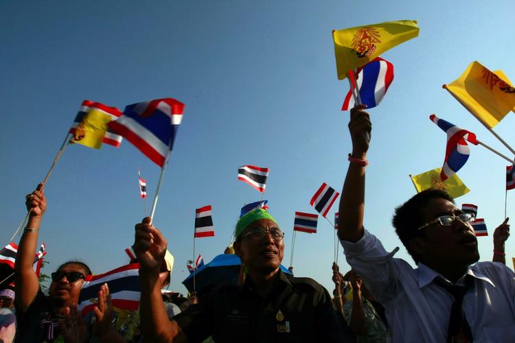 MODSTAND. Regeringstro 'gulskjorter' vil have oppositionens 'rødskjorter' til at standse demonstrationerne i Bangkok. Ellers vil de selv '"forsvare" landet, advarer deres leder. 