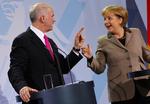 Hjælpepakke. Den tyske forbundskansler Angela Merkel vil kun yde lån til den græske regeringschef George Papandreou under »strikse betingelser«. 