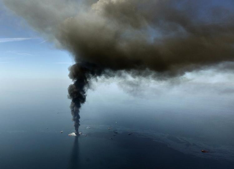 Klimalettelse. Olieudslippet bliver sandsynligvis begrænset, men 11 mand savnes fortsat efter eksplosionen og branden på den amerikanske boreplatform. 