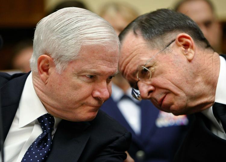 Klar. Hvis amerikanerne får nys om, hvor Osama Bin Laden gemmer sig, er de klar til at skyde inden for en time. Og skytset komer til at gøre nas. Her er det USA's forsvarschef Michael Mullen (th) og forsvarsminister Robert Gates stikker hovederne sammen under et møde på Capitol Hill i Washington tidligere på året. 
