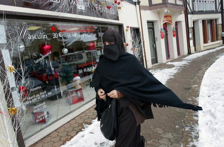hovedbeklædning. Her en muslimsk kvinde i Paris, der er iført niqab. En anden kvinde i lignende hovedbeklædning har fået en bøde af fransk politi for at køre bil, fordi ordensmagten mente, at hun udgjorde en sikkerhedsrisiko i trafikken. 