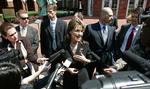 afhørt. Sarah Palin, tidligere amerikansk vicepræsidentkandidat, har i dag vidnet mod en ung mand, der er anklaget for at have hacket sig ind i Palins private emailkonto under valgkampen i 2008. Her taler Palin med journalister efter dagens retsmøde. 