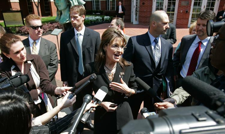 afhørt. Sarah Palin, tidligere amerikansk vicepræsidentkandidat, har i dag vidnet mod en ung mand, der er anklaget for at have hacket sig ind i Palins private emailkonto under valgkampen i 2008. Her taler Palin med journalister efter dagens retsmøde. 