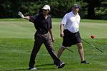 DAV. Præsident Barack Obama hilser på, mens han traver gennem en 18-hullers golfbane sammen med vennen lægen Eric Whitaker. 