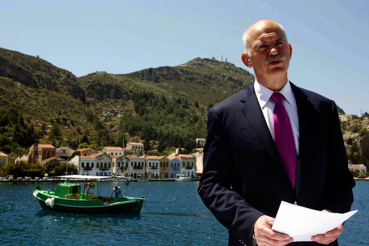 Hjælpepakke. Den græske regeringsleder George Papandreou var på ferieøen Kastelloriza da han annoncerede for pressen, at man ville bede EU og IMF om at aktivere krisepakken. 