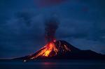 Kraftfuld. Indonesien har hundrevis af vulkaner. Denne her hedder AnakKrakatau, og den gik i udbrud i 2007. 