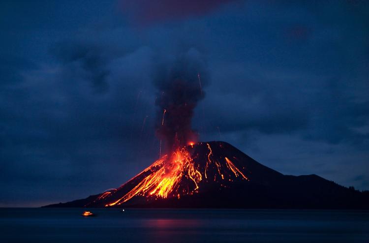 Kraftfuld. Indonesien har hundrevis af vulkaner. Denne her hedder AnakKrakatau, og den gik i udbrud i 2007. 