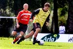 Assistenter. Tøfting på jagt efter Morten Olsens daværende højre hånd inden en kamp mod Nordirland. Arkivfoto. 