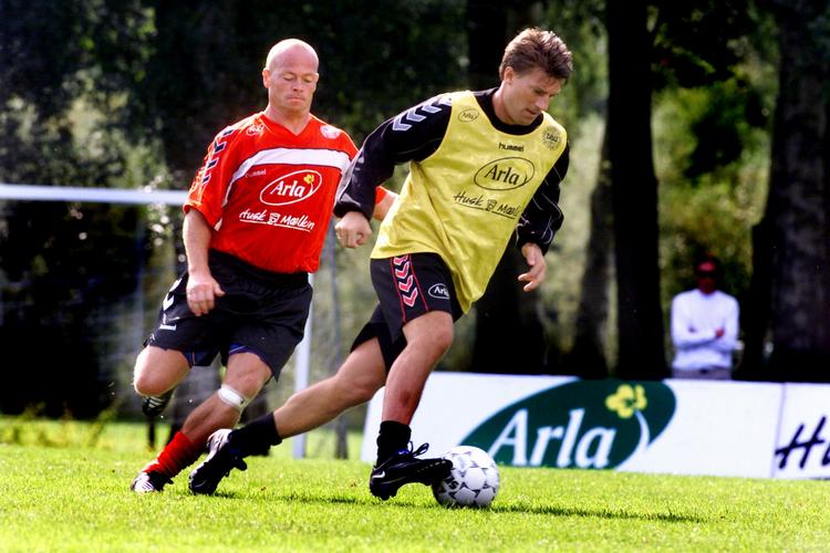 Assistenter. Tøfting på jagt efter Morten Olsens daværende højre hånd inden en kamp mod Nordirland. Arkivfoto. 