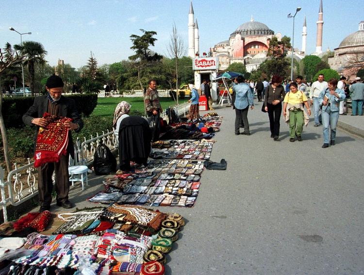 Turist. »Jeg forsøgte mig først på ugen som turist - uden stort held«, fortæller Anita Bay Bundegaard, der blev fanget i Istanbul på grund af vulkanskyen. 