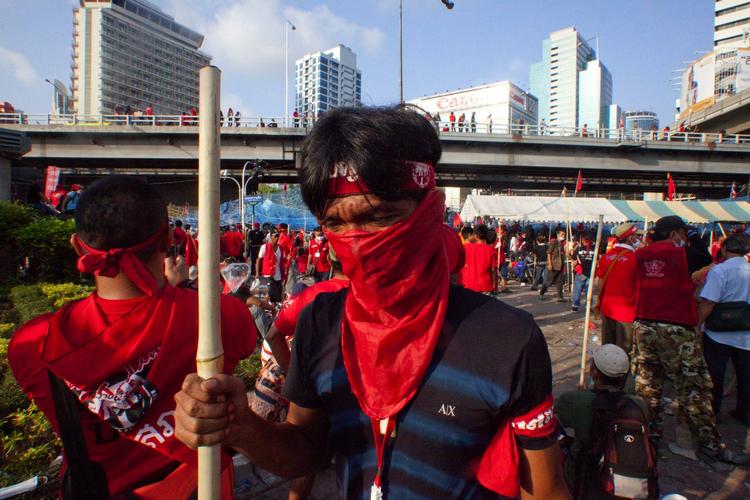 Rødskjorte. En demontrant i Bangkok i går, hvor stemningen var meget anspændt efter den blodige torsdag, hvor en blev dræbt. I dag er der foreløbig roligt i Thailands hovedstad. 