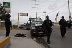 Gerningssted. Mexicanske betjente i den voldshærgede by Ciudad Juarez i går, hvor der udbrød heftigt skyderi. 