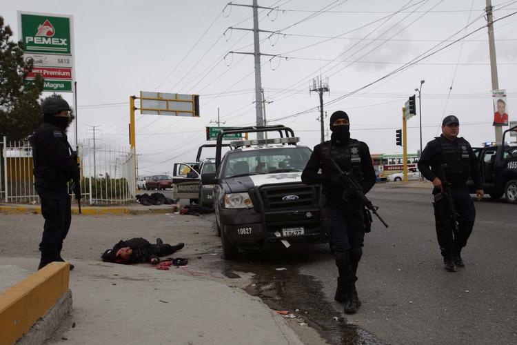 Gerningssted. Mexicanske betjente i den voldshærgede by Ciudad Juarez i går, hvor der udbrød heftigt skyderi. 